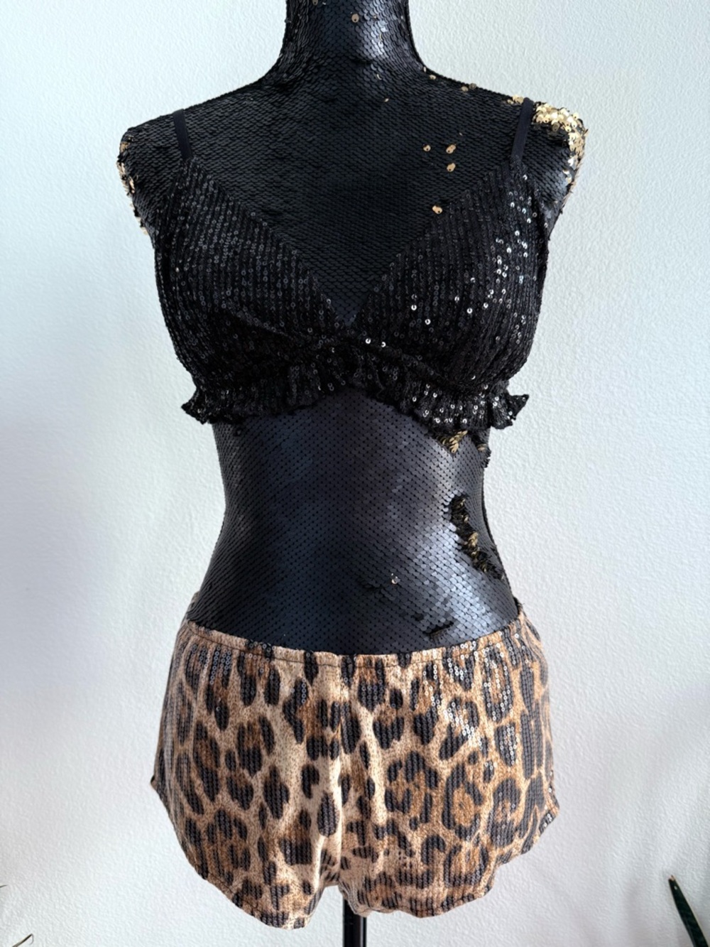 PrettyLittleThing Brown Sequin Leopard Print Hot Pant Shorts Size 6 NWT